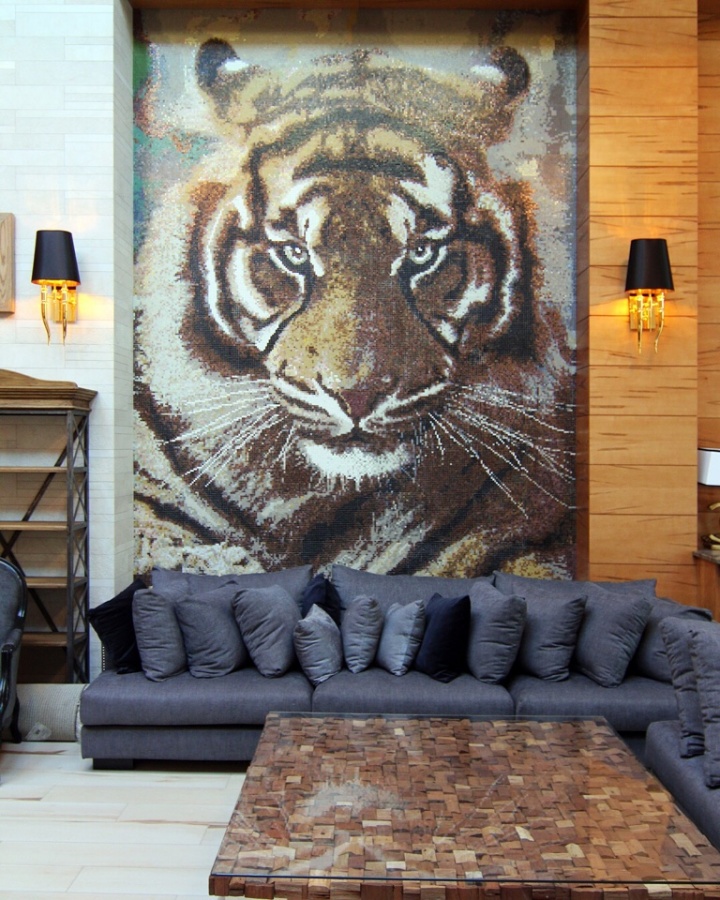Данный проект был полностью разработан нашей студией. Начиная с архитектурно - дизайнерского проекта, заканчивая реализацией мозаичных изделий в интерьере. Комната отдыха. Центральным оформлением данного помещения, стало мозаичное панно "ТИГР", и два верт